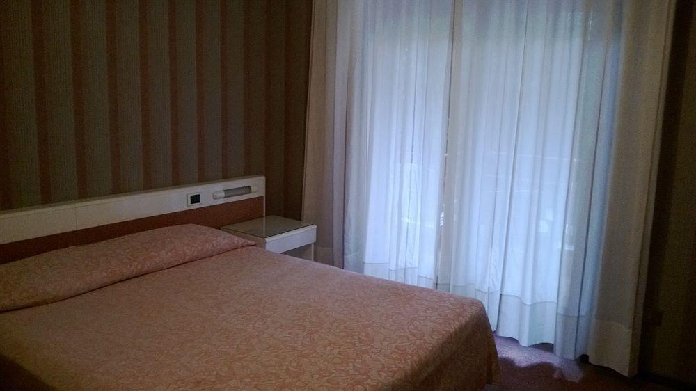 Hotel Desiree - Garda Lake Collection Сирмионе Екстериор снимка