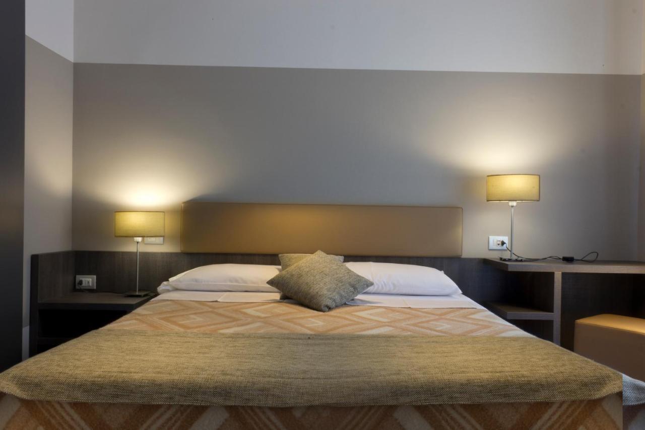 Hotel Desiree - Garda Lake Collection Сирмионе Екстериор снимка