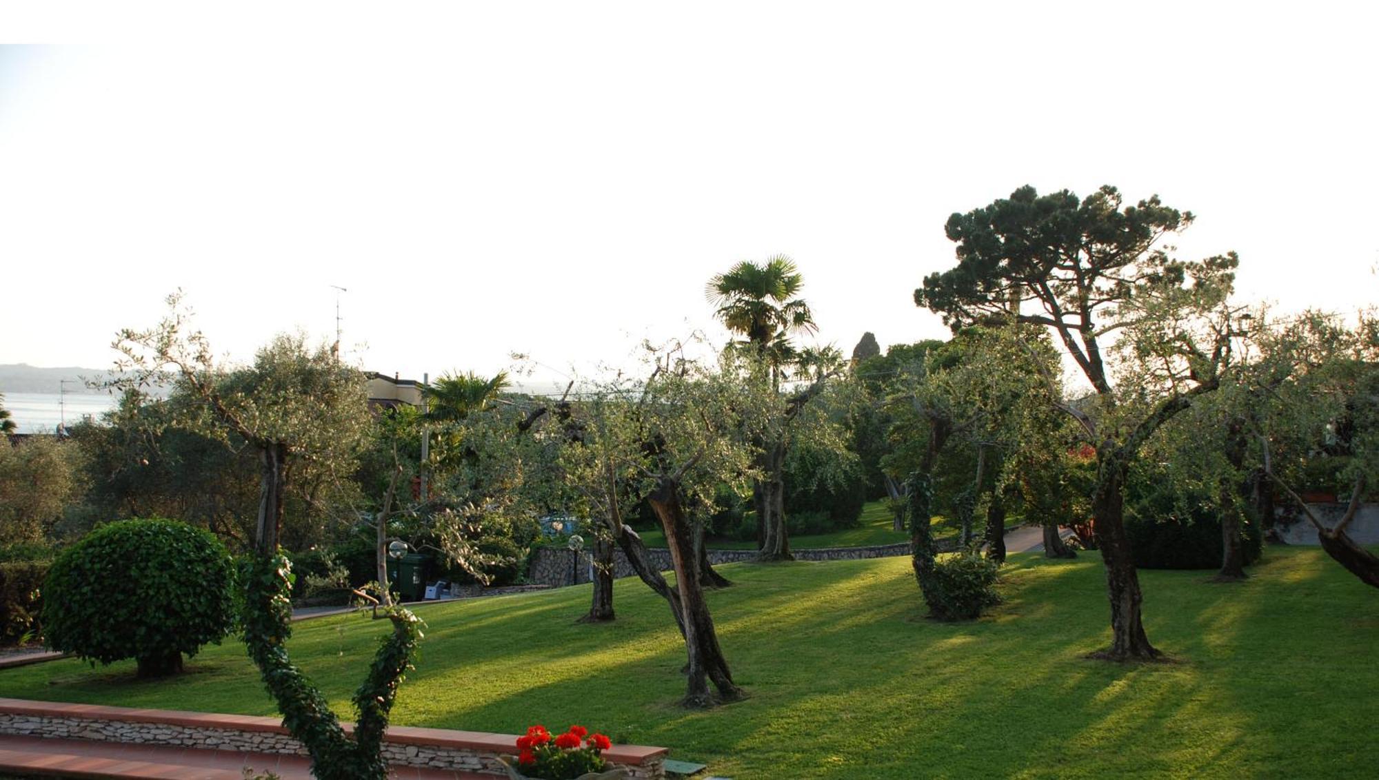 Hotel Desiree - Garda Lake Collection Сирмионе Екстериор снимка