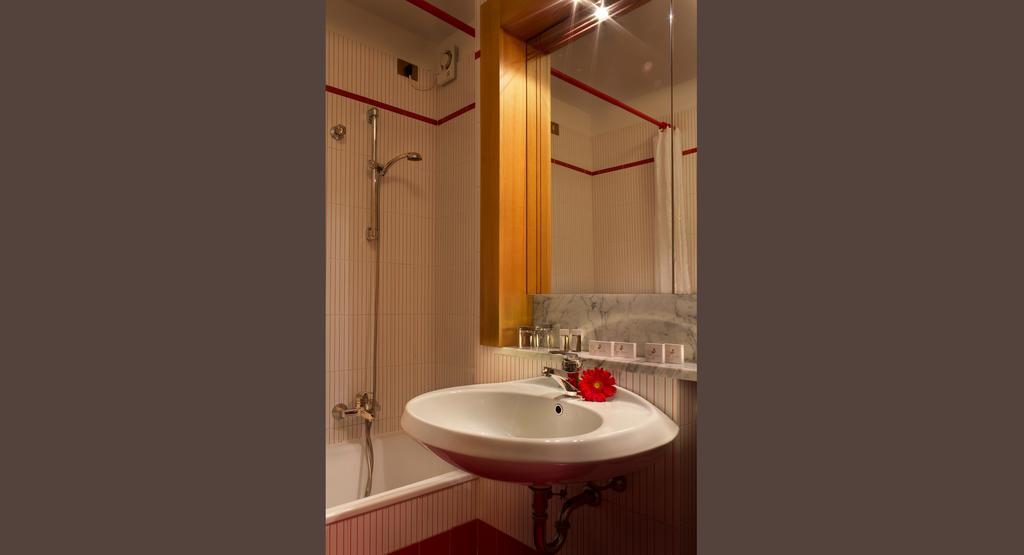 Hotel Desiree - Garda Lake Collection Сирмионе Екстериор снимка