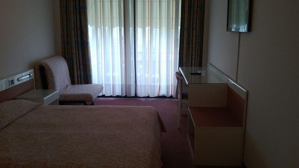 Hotel Desiree - Garda Lake Collection Сирмионе Екстериор снимка