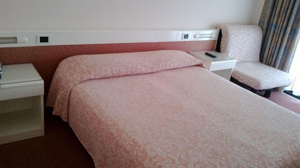 Hotel Desiree - Garda Lake Collection Сирмионе Екстериор снимка