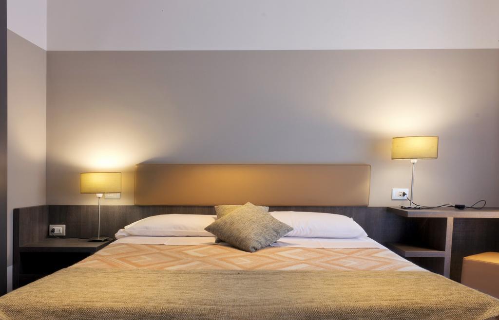 Hotel Desiree - Garda Lake Collection Сирмионе Екстериор снимка