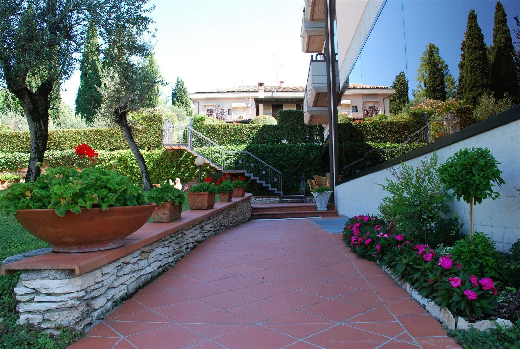 Hotel Desiree - Garda Lake Collection Сирмионе Екстериор снимка