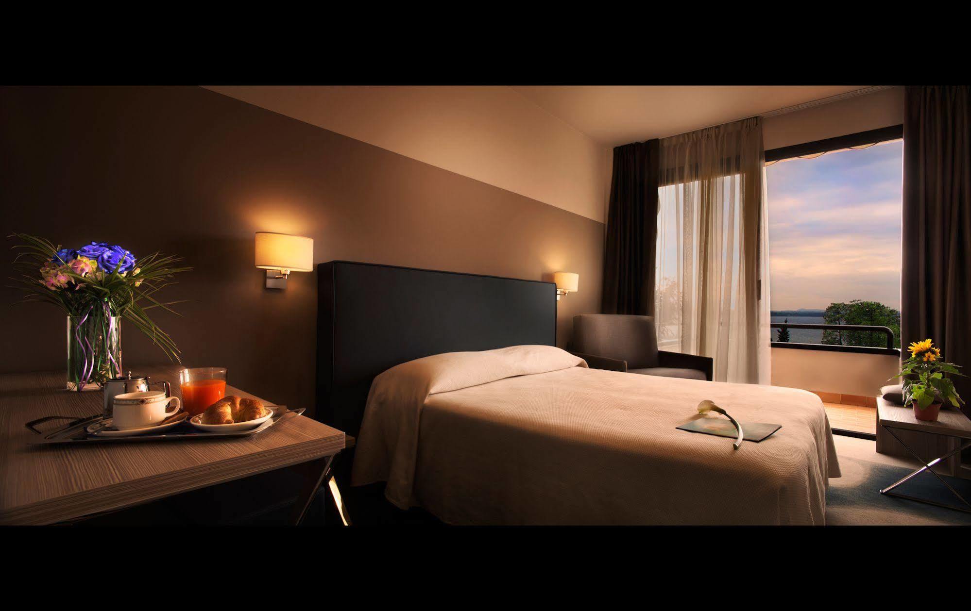 Hotel Desiree - Garda Lake Collection Сирмионе Екстериор снимка