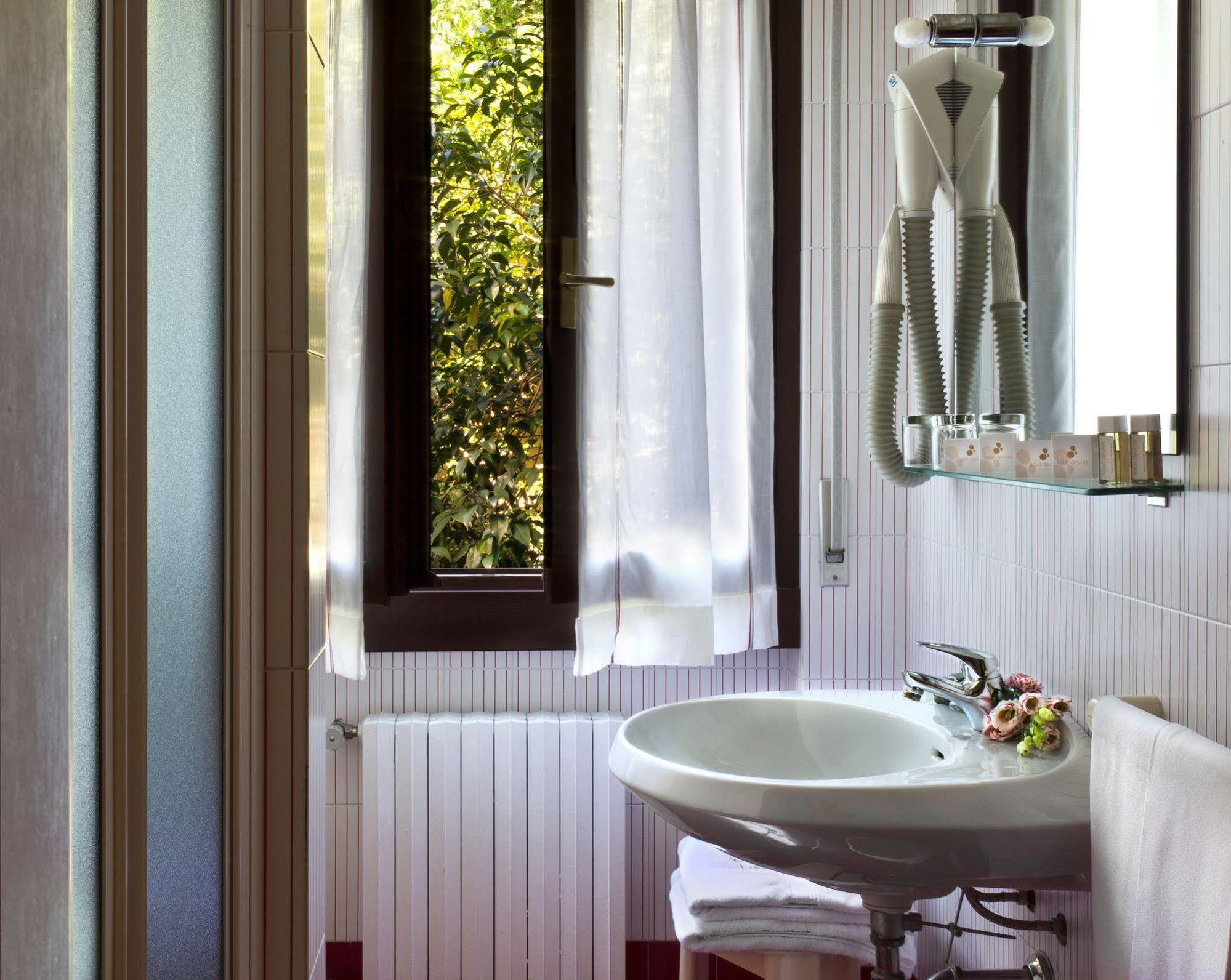 Hotel Desiree - Garda Lake Collection Сирмионе Екстериор снимка