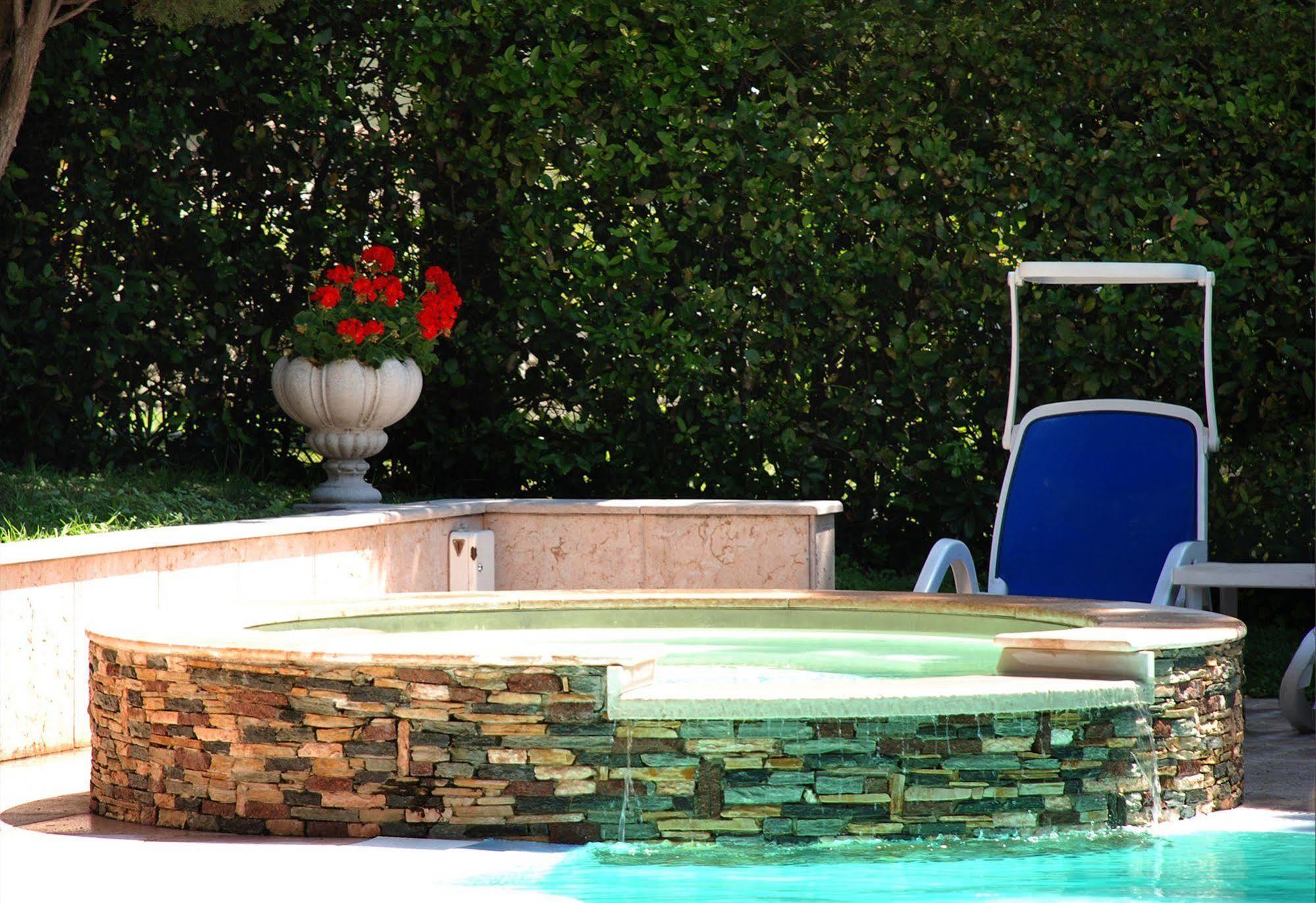 Hotel Desiree - Garda Lake Collection Сирмионе Екстериор снимка